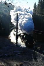 52 7597 im Einsatz für den Winterdampf der IG Dreiseenbahn zwischen Aha und Altglashütten-Falkau am Windgfällweiher, 29.12.2016.