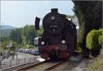 Bahnfest in Königstein. 52 4867 zieht den Zug mit den grünen Schnellzugwagen die letzten Meter die Steigung in den Bahnhof Königstein hoch. Mangels vernüftiger Fotostellen bzw, tausend Masten vor der Linse musste hier eine Gegenlichtaufnahme herhalten. Mai 2018.