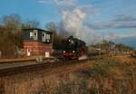 Historische Eisenbahn Frankfurt 52 4867 mit Sonderzug am 02.01.22 in Nidda Bhf bei der Ausfahrt