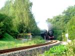 52 8080 pfeift vor einem unbeschrankten Bahnbergang in Burkhardtsdorf auf dem Weg nach Dresden, 26.08.07