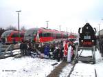  Großer Bahnhof  mit mehreren Desiro-Einheiten und 52 8047 in Altenberg anlässlich der Wiederinbetriebnahme der Müglitztalbahn 16 Monate nach dem Jahrhunderthochwasser - 20.12.2003  