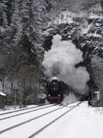 52 8195 der Frnkischen Museumeisenbahn verlt mit ihrem Sonderzug am Ostersonntag den Sonnenburgtunnel im frisch verschneiten Pegnitztal bei Velden.