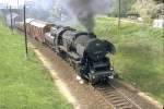 Deutsche Reichsbahn Mai 1983,Hier die 52 5137-6 vor einem Gterzug im Raum Kamenz. (Archiv P.Walter)