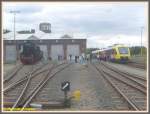 Die Schienenkreuzfahrt des Fahrgastverbandes PRO BAHN am 20.09.2008 mit VT 206 und VT 202 machte auch am Bahnbetriebswerk der HFM (Hafen Frankfurt Managementgesellschaft) Station. Bei der Dampflok handelt es sich um 52 4867 der Historischen Eisenbahn Frankfurt am Main, die aus Anlass des 30jhrigen Bestehens der Museumsbahn dort stand, fr die am nchsten Tag dort stattfindenden Feierlichkeiten.