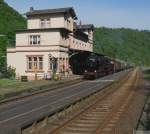 Hauptbahnromantik (XIV, untere Lahntalbahn). Unterm Baldachin von Balduinstein! Das Schauspiel mit 52 8106 läßt sich auch der Stationsleiter nicht entgehen. Das Ganze hat doch Charakterzüge einer Modellbahn. (25. April 2009, 10:25) PS. Gruß von genau hier an Stefan und Manfred...