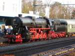 Bahnhof Neu-Isenburg am 03.04.2005, 52 4867 nach einem arbeitsreichen Tag mit Sonderzugfahrten auf der Dreieichbahn, auf das Ausfahrtssignal wartend.