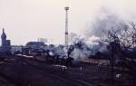 Gterzug mit 52er bei der Vorbeifahrt am BW Berlin-Rummelsburg im Frhjahr 1976.