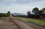 52 8154-8 und E 44 044 kalt am Zugschluss fuhren am 04.09.2010 mit dem Sonderzug von Leipzig nach Meiningen in den Bahnhof Immelborn ein.