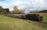 52 8106 mit dem DPE 81075 (Frankenberg (Eder)-Marburg (Lahn) bei Wiesenfeld 24.10.10