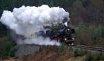 Sebnitztalbahn: Die 52 8080 der Ostschsischen Eisenbahnfreunde kommt hier auf ihrer Fahrt von Bad Schandau nach Neustadt i. Sachsen im Sebnitztal mit Volldampf aus Tunnel 3 bei Ulbersdorf.
06.12.2008