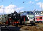 52 8334-4 fährt mit Sonderzug am 04.09.2010 ins Heimat BW Siegen (Südwestfälische Eisenbahnmuseum) ein. Dabei fährt sie an einem abgestellten FLIRT (ET 22 003-A der Abellio) vorbei.