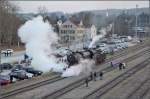 Winterfahrt zu den Eidgenossen (III). Jetzt wird es ernst. Die Nacht dräut den Fotografen und die 52 der Eisenbahnfreunde Hohenzollern macht sich parat für ihre Zugleistung nach Rottweil. So wird mal schnell der Parkplatz eingenebelt...