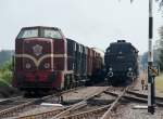 Abgestellt. Whrend NS 2530 mit Gterzug auf dem Abstellgleis wartet, fhrt der Pendelzug von Loenen nach Beekbergen - gezogen von 52 3879 vorbei. (03.09.11) 