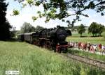 BEM Nrdlingen 52 8168-8 mit P 3887 nach Landshut, Strecke Landshut - Neuhausen - Rottenburg, Wiedererffnung des Abschnittes Landshut - Neuhausen, fotografiert am 05.06.2011 bei Weihmichel beim berholen der Fuwallfahrt zur Gnadenmutter von Alttting