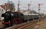 Den Abschlu der 9.Leipziger Eisenbahntage bildete wie immer am Sonntag eine Sonderfahrt ber die  Sdschleife . Nachdem der Zug(hier im Bild)den Bahnhof Altenburg erreicht hatte, ging es erst einmal in die dortige Brauerei zur Besichtigung und natrlich Verkostung. Weiter fhrte die Tour dann ber Ronneburg, Gera, Zeitz zurck nach Leipzig-Plagwitz, 18.03.2012.