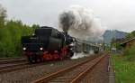 Aus Anlass: 150 Jahre Eisenbahn an Sieg, Heller, Dill und Lahn, am 06.Mai 2012: Pnktlich um 8:12 Uhr fuhr die 52 8134-0 der Eisenbahnfreunde Betzdorf vom Bahnhof Herdorf Tender voraus weiter in