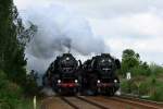 52 8079-7 und 52 8080-5 auf Parallelfahrt zwischen Lbau und Grlitz. Aufgenommen am 13.05.'12 vom B Bernstdter Strae in Lbau