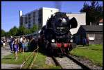 52 8195-1 der Frnkischen Museums-Eisenbahn e.V. Nrnberg (FME) ist gerade mit ihren Dampfsonderzug aus Hersbruck (rechts Pegnitz) im Bahnpark Augsburg angekommen. An diesem Tag (9. September 2012) fand das 30 Jhrige Jubilum der IGE Bahntouristik im Bahnpark statt. (Fotostandpunkt war natrlich hinter der Absperrung.)