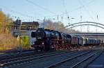   Die 52 8134-0 der Eisenbahnfreunde Betzdorf als Teddybären Express (Sonderfahrt Siegen-Erndtebrück), passiert hier am 28.10.2012 das Stellwerk Kreuztal Fahrdienstleiter (Kf) und erreicht