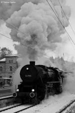 Rottweiler 52 7596 fngt an zu dampfen und zieht den historischen Sonderzug nach Villingen-Schwenningen am winteraufbrchigen 28.10.2012. 