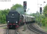 52 8195 fhrt am 30.5.09 zur Feier  150 Jahre Ostbahn  mit einem Dampfsonderzug von Schwandorf nach Nrnberg in Amberg ein.