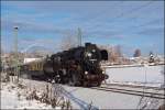 Am 01.12.2012 ist 52 8080 mit einem Sonderzug ins Erzgebirge unterwegs, hier an der Stadtgrenze von Chemnitz beim ehemaligen Abzweig Furth.