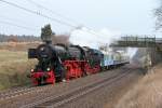 Osterfahrt der Eisenbahnfreunde Treysa mit der 52 4867 der Historischen Eisenbahn nach Westerburg am 31.03.2013  --  berfhrungsfahrt von Frankfurt nach Treysa, hier bei Kirch-Gns, ein Tag zuvor am 30.03.2013  -- Weitere Fotos siehe auch auf http://www.schmalspuralbum.de/ und http://www.FGF-Fotoalbum.de/