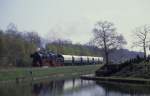 Ex DR Lokomotive 528139 ist am 7.4.1990 bei Dieren mit einem Museumszug  in Richtung Beekbergen unterwegs.