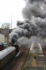 52 8079-7 leistet fr 01 0509-8 ordentlich Nachschubarbeit aus dem Bahnhof Neuenmarkt-Wirsberg die Schiefene Ebene hoch nach Marktschorgast.