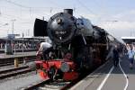 Soeben ist am Mittag des 07.09.2013 52 4867 mit ihrem Sonderzug der  Historischen Eisenbahn Frankfurt  in Schweinfurt Hbf eingetroffen.