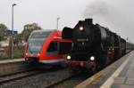 Hier links 646 015-7 als Leerzug und rechts 52 8177-9 mit einem Sonderzug von Berlin Schnweide nach Neuruppin West, diese beiden Zge begegneten sich am 2.11.2013 in Neuruppin West.