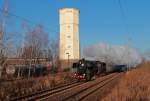 Die Adventssonderfahrt des Eisenbahnmuseums Leipzig führte, auf Grund der großen Nachfrage, auch in diesem Jahr wieder nach Schwarzenberg. Am Vormittag passiert der Zug das ehemalige Bahnbetriebswerk Altenburg mit dem schönen Wasserturm. In wenigen Minuten wird er den dortigen Bahnhof erreichen und noch Fahrgäste aufnehmen, 14.12.2013