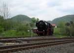 52 8195-1 fährt am 04. Mai 2014 mit einem Sonderzug von Stadtsteinach nach Kulmbach in Untersteinach ein.