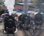 25.10.14 / die 52 8154-8 bot zu den 14. Leipziger Eisenbahntagen Führerstandsmitfahrten an / in der Mitte die 44 1486-8 und Rechts die 52 8098-7