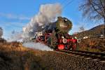 Die Dampflokomotive 52 7596 mit einem Sonderzug aus Horb a/N nach Konstanz bei Spaichingen.Bild vom 21.12.2104