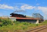 Auf dem Weg zum Kraftwerk Lippendorf passiert der von 52 8154-8 gezogene Sonderzug des Eisenbahnmuseums Leipzig am Morgen des 25.07.2015 das  Blaue Wunder  im Norden Leipzigs.