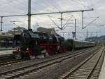 Die Dampflok 52 8038 der Dampfeisenbahn Weserbergland e.v. hat ihren Zug umfahren, um nun Rauchkammer voraus ihrem Tagesziel, dem Bahnhof Hillegossen, entgegen zu eilen. Von dort aus soll sie am 13.09.2015 Sonderfahrten nach Detmold unternehmen.

Aufgenommen am 12.09.2015