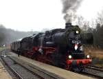 Dampflok/Güterzuglokomotive BR 528134-0 der EFB(Eisenbahnfreunde Betzdorf/Sieg)
am 30.11.2013 im Bahnhof WÜRGENDORF/Siegerland bei der NIKOLAUS-Sonderfahrt.
Vielleicht schon ein historisches Foto- wer weiß,ob man diese Fahrten noch mal miterleben kann....Ich würds mir wünschen!!!