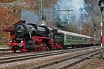 Die Dampflokomotive 52 7596 fährt mit dem Sonderzug von Hausach nach St.Georgen in den Triberger Bahnhof hinein.Bild vom 28.3.2016