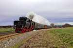 Die Güterzugsdampflokomotive 52 7596 dampft in Deisslingen mit dem Dampfsonderzug von Rottweil nach Hausach vorüber.Bild vom 28.3.2016