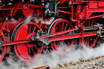 Blick ins Fahrgestell der Güterzugsdampflokomotive 52 7596 bei der Ausfahrt aus Hausach.Bild vom 28.3.2016