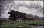 Dampf wie zu alten Zeiten am 10.4.1994 in der Altmark: 528134 mit dem 6837 von Wittenberge nach Salzwedel auf der KBS 303 um 10.28 Uhr bei Mechan.