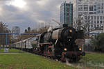 Güterzug – Dampflokomotive 52 4867 der Historische Eisenbahn Frankfurt am 11 Dezember 2016.