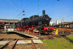 Die preuß. G10 Schlepptender-Güterzuglokomotive 57 3088 (ex G10 6011 Halle, ex DB 057 088-7) am 23.04.2011 im Südwestfälische Eisenbahnmuseum in Siegen auf der Drehscheibe.

Die Lok wurde 1922 von Rheinmetall unter der Fabriknummer 550 gebaut und als G10 6011 Halle an die Deutsche Reichsbahn geliefert, 1925 erfolgte die um Bezeichnung in DR 57 3088 (nach dem Krieg DB 57 3088). Kurz vor der z-Stellung am 10.06.1968 wurde sie zum 01.01.1968 noch in DB 057 088-7 umgezeichnet. Am 24.06.1970 schied sie aus dem Bestand der DB aus. Von 1974 bis 2002 war sie als Denkmal auf dem Gelände des Bahnbetriebswerks Haltingen aufgestellt (mit Unterbrechungen als Ausstellungstück). Nachdem der Personalbestand in Haltingen zur Pflege gemäß den Auflagen des VM Nürnberg nicht mehr ausreichte, kam sie 2002 nach Siegen.

Die Preußische G 10 war eine Güterzug-Schlepptenderlok, die auf Basis des Fahrgestells der Preußischen T 16 und des Kessels der Preußischen P 8 entwickelt wurde.
Bei der Entwicklung der G 10 wurde das Fahrwerk der T 16 mit der seitenverschiebbaren ersten und fünften Achse deutlich modifiziert - die T 16 wurde danach mit diesem modifizierten Fahrwerk als T 16.1 weiter-gebaut. Die G 10 war für den schweren Güterzugdienst auf Hauptstrecken vorgesehen, durch ihre niedrigere Achslast konnte sie aber flexibler als die in etwa leistungsgleiche Preußische G 8.1 eingesetzt werden. Die G 10 wurde vereinzelt sogar auch im Personenzugdienst verwendet.

Technische Daten der Baureihe:
Baujahre: 1910 bis 1925
Gebaute Stückzahl: über 3.000 (für Deutschland 2.677)
Spurweite: 1.435 mm
Achsfolge/Bauart: E h2
Gattung: G 55.15
Treibrad-Durchmesser : 1.400 mm
Eigengewicht: 76,6 t
Dienstgewicht (Lok und Tender): 115t
Radsatzfahrmasse: 15,3 t
Länge über Puffer: 18.912 mm
Geschwindigkeit: 60 km/h
Leistung: 809 kW (1.100 PS)
Kesseldruck: 12 bar
Zylinderzahl: 2
Zylinder-Durchmesser: 630 mm
Kolbenhub: 660 mm
Rostfläche: 2,58 qm
Verdampfungs-Heizfläche: 146,00 qm
Überhitzer-Heizfläche: 58,90 qm
Tender: pr. 3 T 16,5
Kohlevorrat: 7 t
Wasservorrat: 16,5 m³
