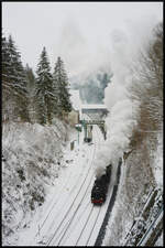 Am 21.01.2023 veranstaltete Eisenbahn Nostalgiefahrten Bebra e.V. mit der 102 Jahre alten Dampflok 58 311 der Ulmer Eisenbahnfreunde (UEF), beschildert als 58 1111-2, und Waggons der 1950-60er Jahre eine historische Sonderzugfahrt durch den Thüringer Wald. Nach einem kurzen Betriebshalt verlässt der Zug den Bf. Oberhof und wird gleich in den Rennsteigtunnel eintauchen.
