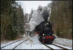 Am 21.01.2023 veranstaltete Eisenbahn Nostalgiefahrten Bebra e.V. mit der 102 Jahre alten Dampflok 58 311 der Ulmer Eisenbahnfreunde (UEF) und Waggons der 1950-60er Jahre eine historische Sonderzugfahrt durch den Thüringer Wald. Soeben hat die 58 311 alias 58 1111-2 den Tunnel Benshausen verlassen.
