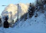 Am 01.01.2015 fährt 58 311 in den noch im Schatten liegenden Bahnhof Feldberg-Bärental ein, nur die Dampffahne wird bereits von der Sonne beschienen