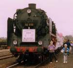 62 015 vor dem Erffnungszug nach Lckenschluss zwischen Mellrichstadt und Rentwertshausen am 28.September 1991 in Mellrichstadt mit entsprechendem Schild vorne an der Lok.Am anderen Ende des Zuges befindet sich 01 1531,die als Zuglok fungierte,als der Zug in Mellrichstadt eintraf. Auf der Rckfahrt war 62 015 Zuglok!