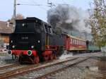 Ein Dampfzug des Vereins Historische Eisenbahn Emmental mit der BR 64 518, dem WR 801  Emmentalertube  sowie den EBT-Bi 538 und 527 am 28. Oktober 2007 bei der Ausfahrt aus dem Bahnhof Huttwil Richtung Ramsei. Die Dampflok wurde 1940 von der Deutschen Reichsbahn in Betrieb genommen, gelangte 1972 in die Schweiz zur Eurovapor, Sektion Emmental (ab 1997 VDB Vereinigte Dampf Bahnen, ab 2005 VHE Verein Historische Eisenbahn Emmental). 2023 ging sie zurück nach Deutschland zur Eurovapor, Betriebsgruppe Deutschland.