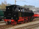 Die BR 64 518 des Vereins Historische Eisenbahn Emmental am 28. Oktober 2007 beim Umfahren ihres Zuges in Huttwil. Die Dampflok wurde 1940 von der Deutschen Reichsbahn in Betrieb genommen, gelangte 1972 in die Schweiz zur Eurovapor, Sektion Emmental (ab 1997 VDB Vereinigte Dampf Bahnen, ab 2005 VHE Verein Historische Eisenbahn Emmental). 2023 ging sie zurück nach Deutschland zur Eurovapor, Betriebsgruppe Deutschland.